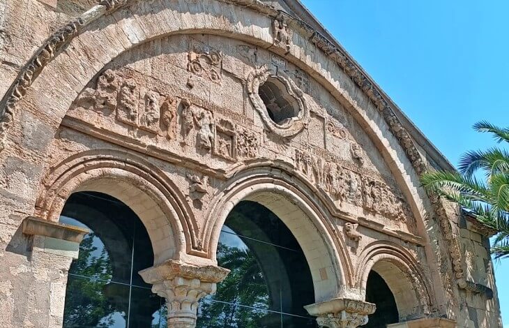 Trabzon Ayasofya Müzesi güney cephesindeki kabartmalar; Adem–Havva sahneleri, Habil–Kabil anlatısı, tek başlı kartal, güvercin figürleri, ay–yıldız motifleri ve mitolojik yaratıkların yer aldığı taş frizler görülüyor.